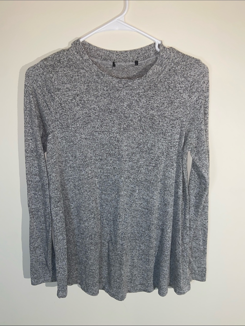 Gray Long-Sleeve Women's Top - Classic Crewneck approx. Size S/M